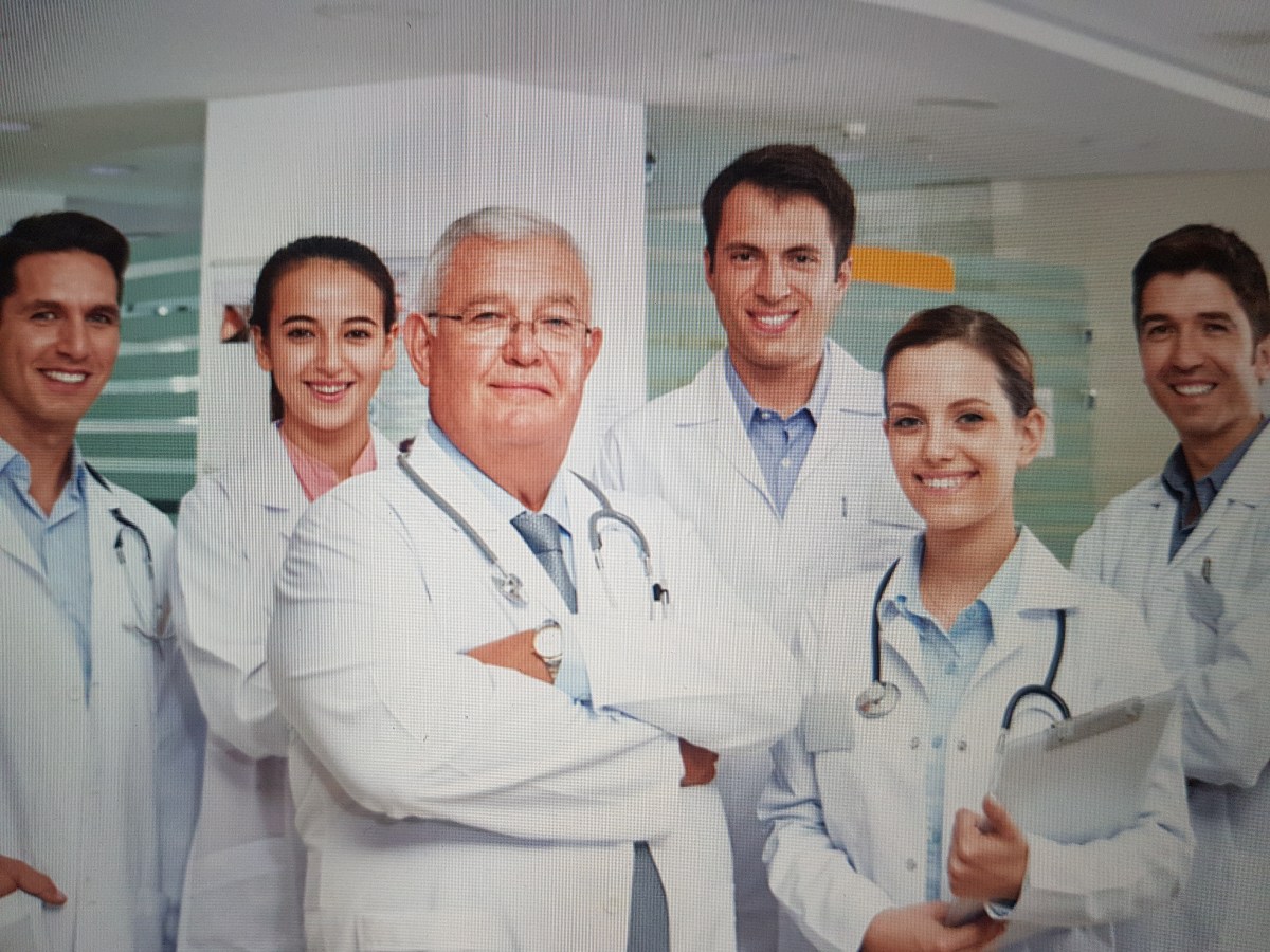 Kızlık zarı dikimi yapan doktorlar